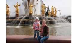 Миновская Юлия (группа №9)   с мамой часто  гуляют на ВВЦ и посещают расположенные  там выставки .