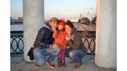 Демьянова Лиза  (группа №6) с родителями на Набережной Москвы - реки.